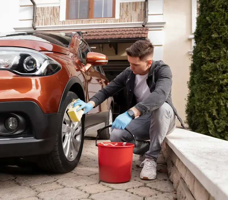 Lavage auto à domicile Saint-André-de-l'Eure : professionnel intervenant sur un véhicule